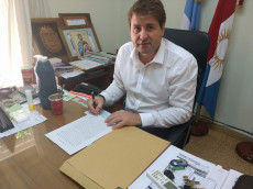 el Intendente Matias Gvozdenovich, firmando el boleto.